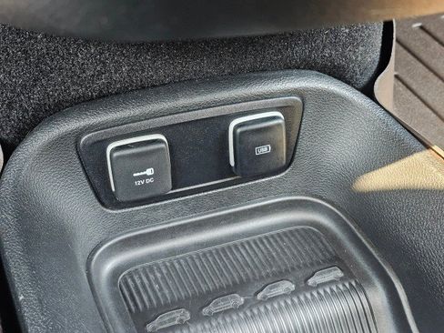 Used 2017 Chrysler Pacifica Limited FWD image 38