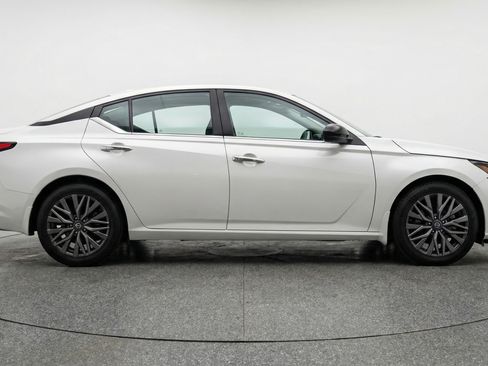 Used 2025 Nissan Altima 2.5 SV FWD image 11