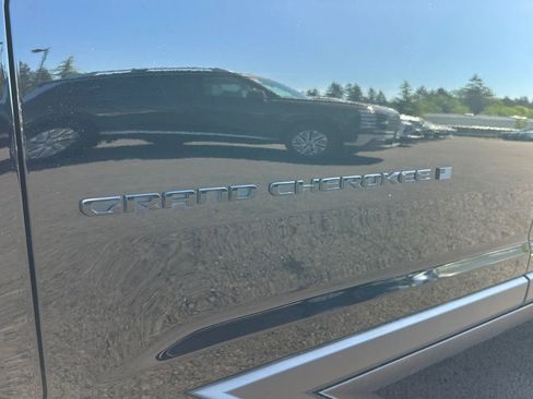 Used 2023 Jeep Grand Cherokee Altitude AWD/4WD image 35