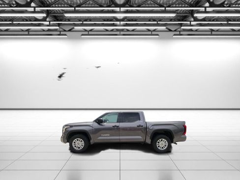 Used 2022 Toyota Tundra SR5 AWD/4WD image 6