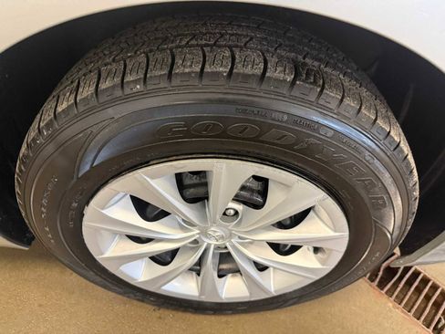 Used 2017 Toyota Camry LE image 12