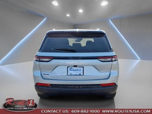 Used 2023 Jeep Grand Cherokee Altitude AWD/4WD image 5