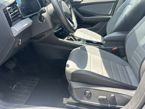 Used 2025 Volkswagen Jetta SE FWD image 9