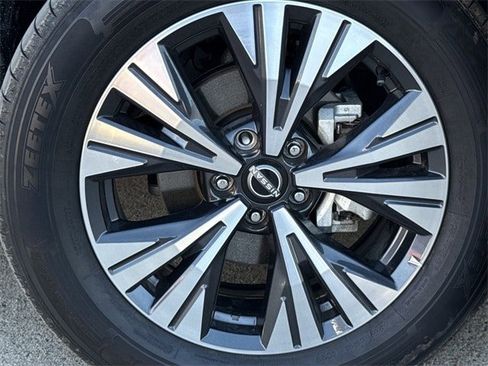 Used 2023 Nissan Rogue SV image 9