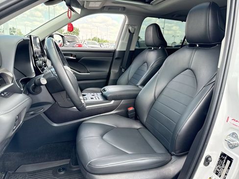 Used 2023 Toyota Highlander XLE AWD/4WD image 11