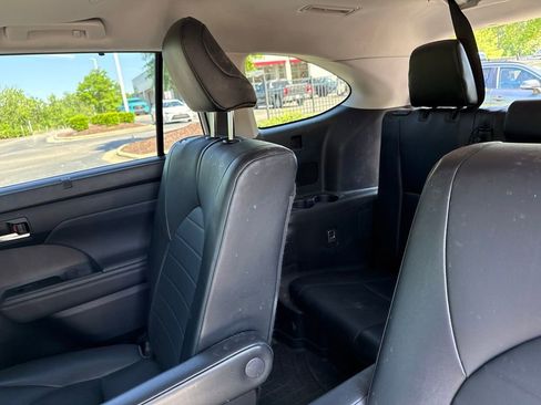 Used 2021 Toyota Highlander XLE FWD image 10
