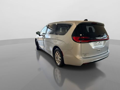 Used 2024 Chrysler Pacifica Touring-L FWD image 2