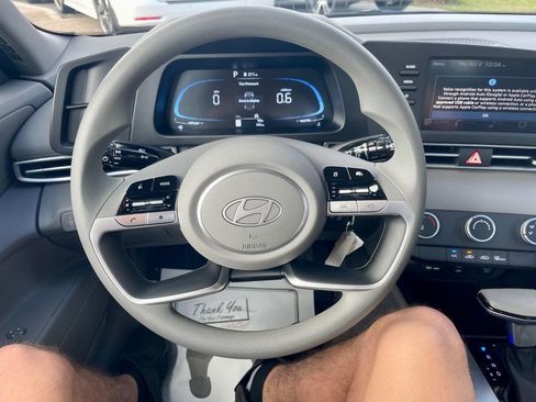 Used 2025 Hyundai Elantra SE image 12