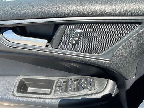 Used 2020 Ford Edge SE image 19