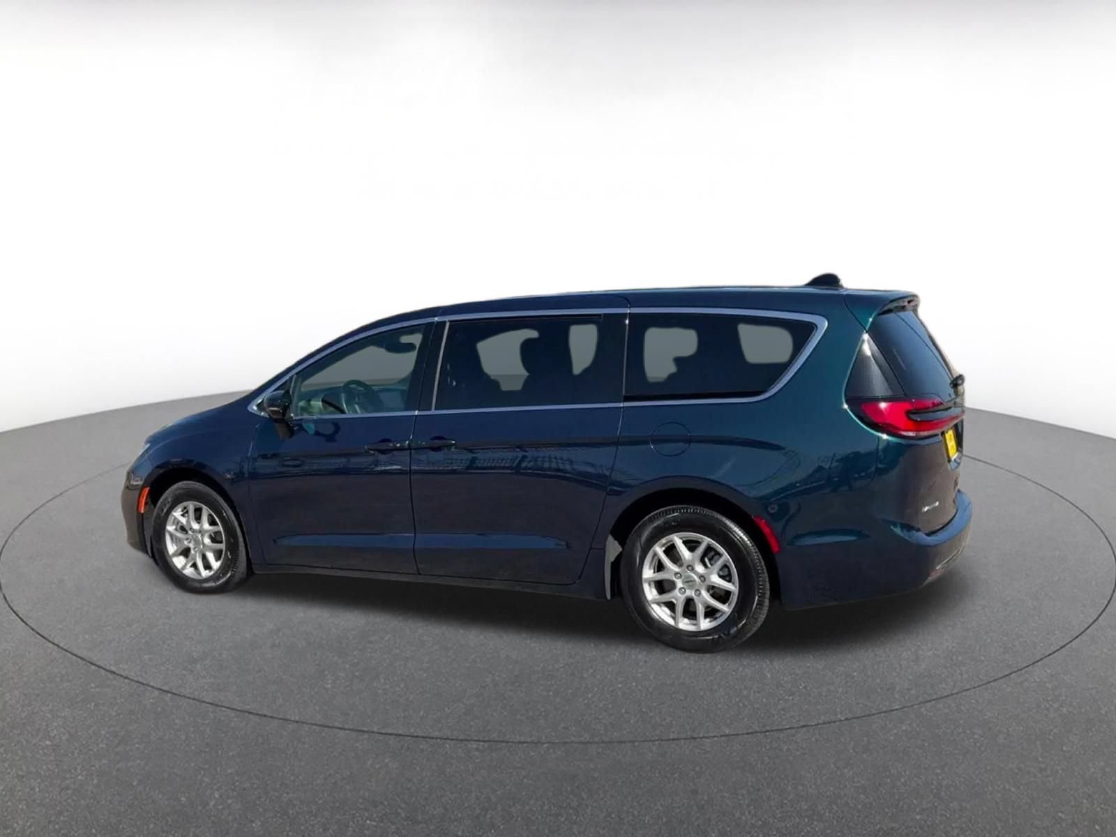 Used 2025 Chrysler Pacifica Select FWD image 9