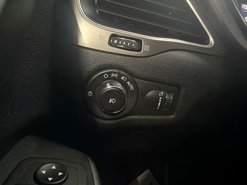 Used 2019 Jeep Cherokee Latitude w/ Cold Weather Group AWD/4WD image 22