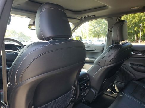 Used 2024 Jeep Grand Cherokee Altitude image 12