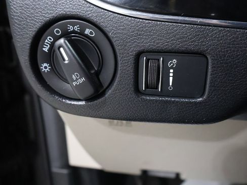 Used 2016 Dodge Grand Caravan SXT image 29