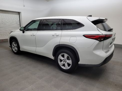 Used 2022 Toyota Highlander LE FWD image 3