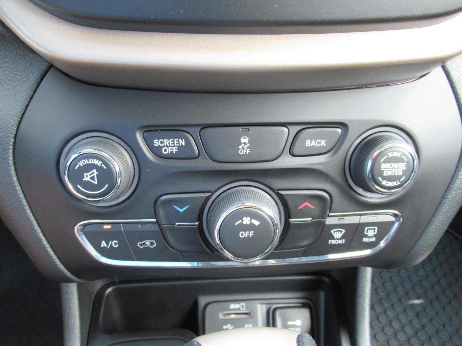 Used 2015 Jeep Cherokee Latitude w/ Cold Weather Group AWD/4WD image 28