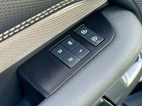 Used 2023 Land Rover Discovery Metropolitan Edition image 19