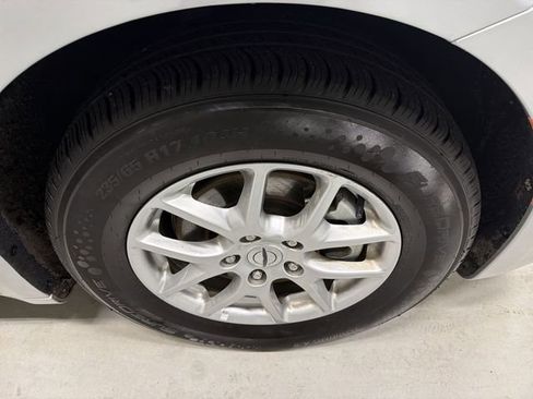 Used 2024 Chrysler Pacifica Touring-L image 14