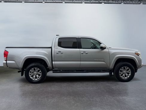 Used 2017 Toyota Tacoma SR5 w/ Tow Package image 4
