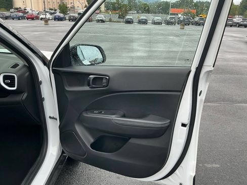 Certified 2023 Hyundai Venue Limited FWD image 28