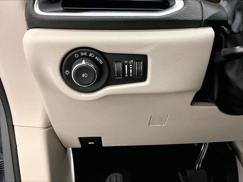 Used 2023 Chrysler Pacifica Limited FWD image 15