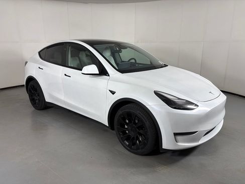 Used 2024 Tesla Model Y Long Range AWD/4WD image 2