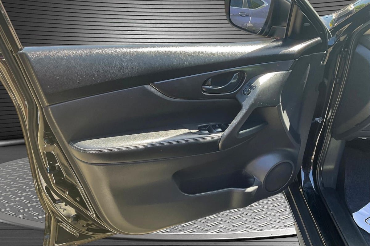Used 2020 Nissan Rogue S FWD image 19