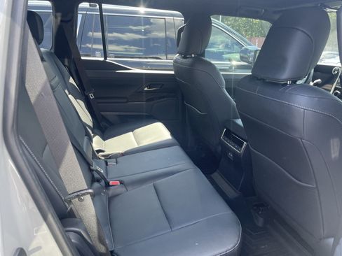 Used 2024 Lexus GX 550 w/ Accessory Package (31) AWD/4WD image 17