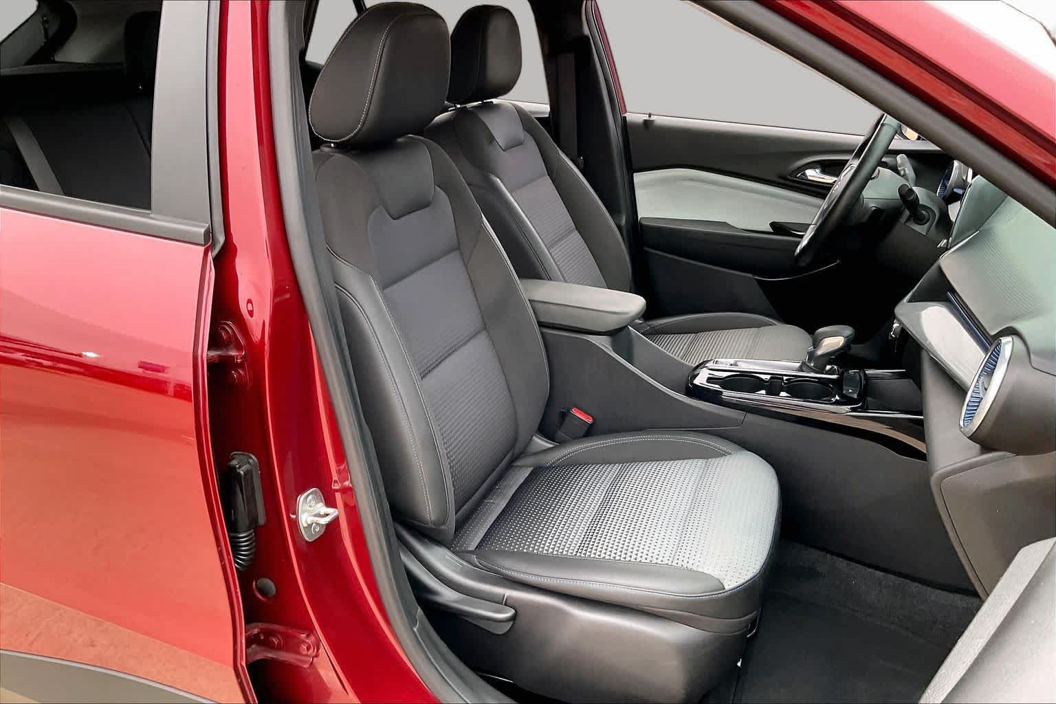 Used 2024 Chevrolet Trax LT w/ Driver Confidence Package FWD image 9
