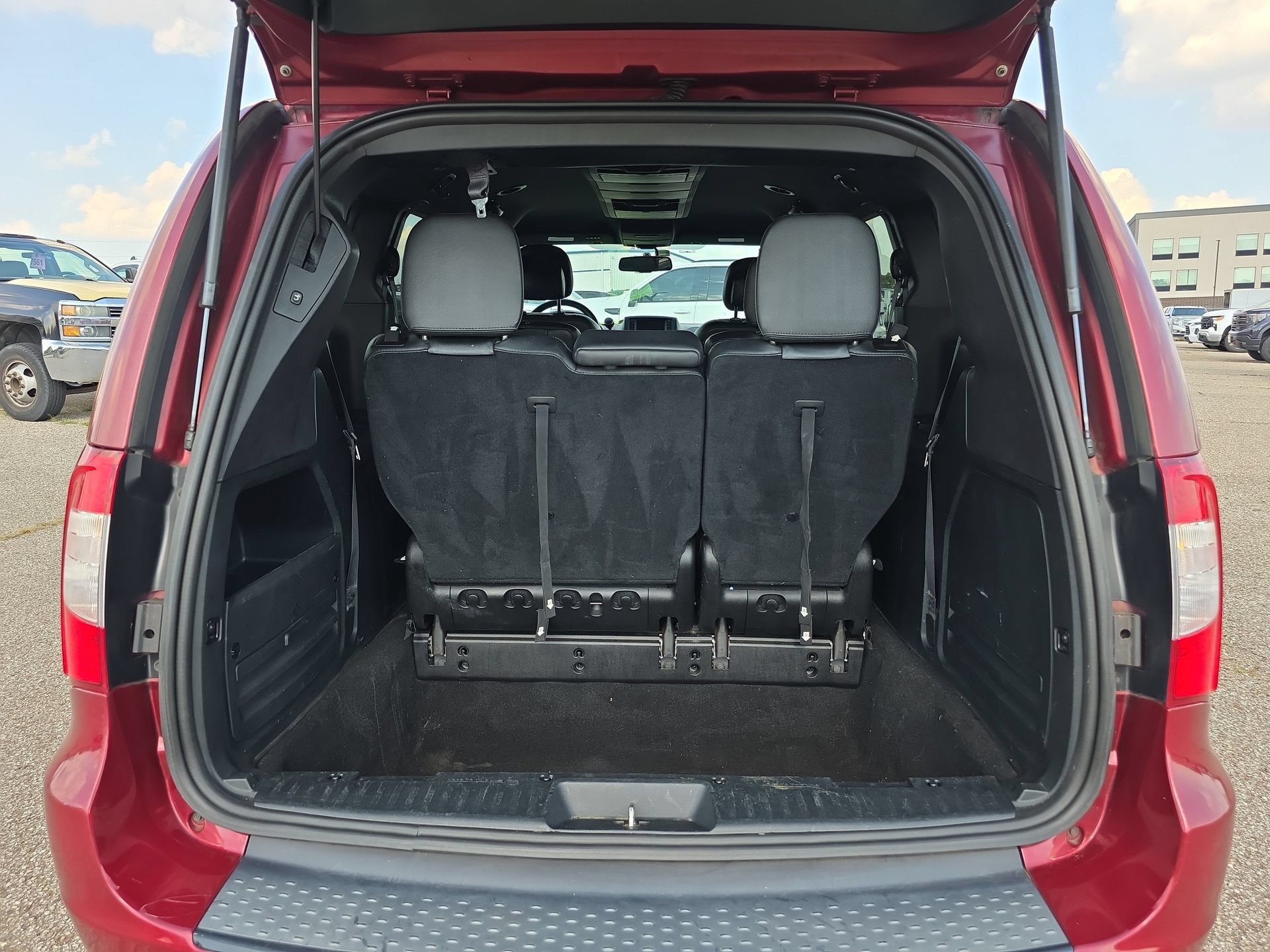Used 2016 Chrysler Town & Country S FWD image 15