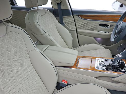 Used 2023 Bentley Flying Spur Azure image 36