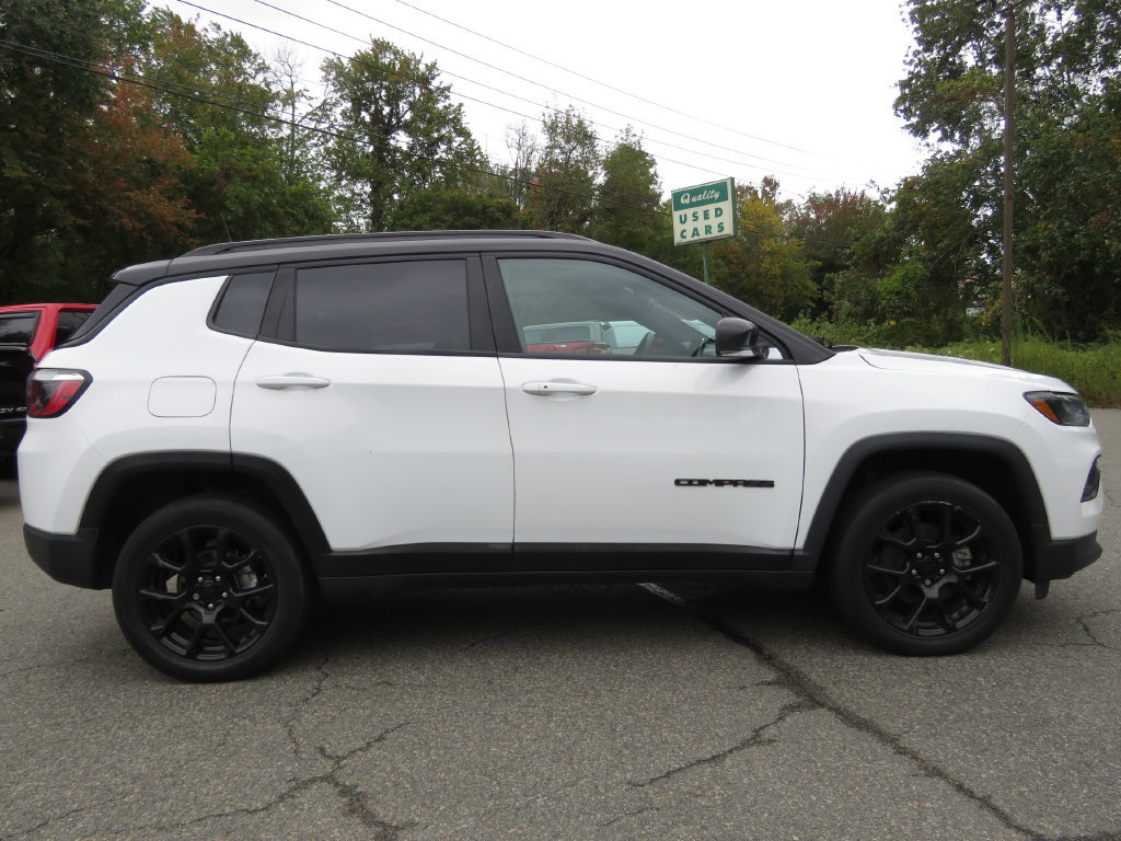 Used 2022 Jeep Compass Latitude w/ Sun and Sound Group AWD/4WD image 4