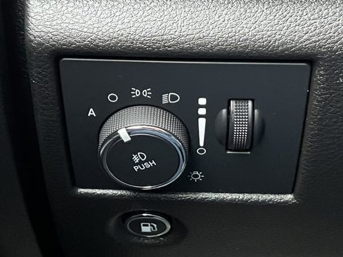 Used 2022 Jeep Grand Cherokee Laredo X image 17