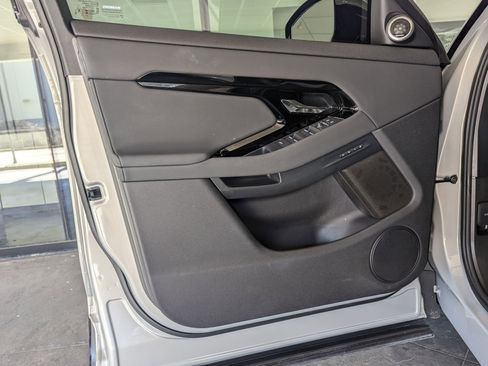 Used 2024 Land Rover Range Rover Evoque Dynamic SE image 12