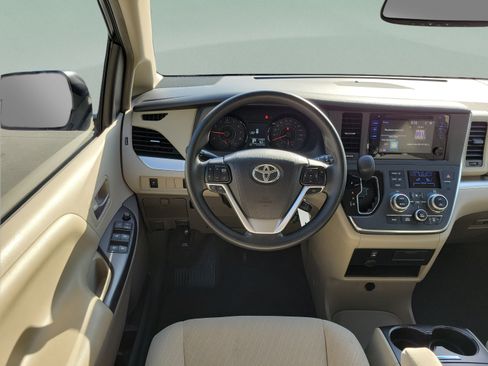 Used 2017 Toyota Sienna LE FWD image 18