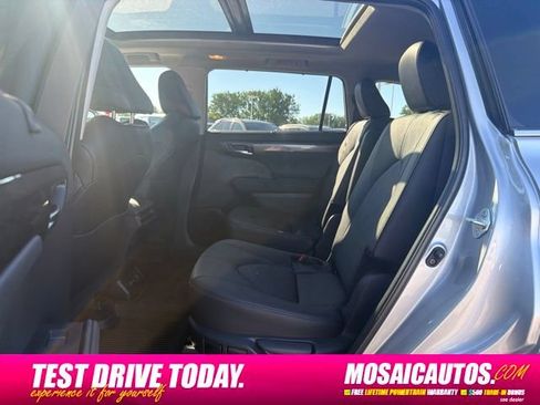 Used 2024 Toyota Highlander Platinum AWD/4WD image 21