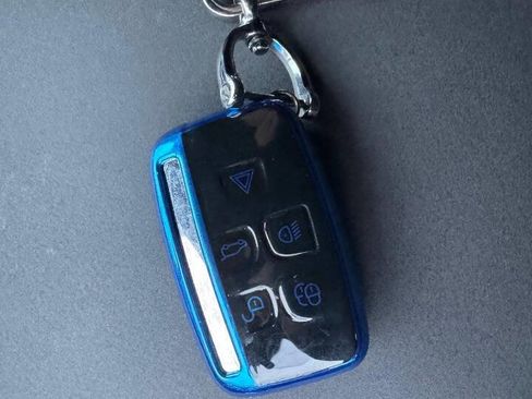 Used 2017 Land Rover Discovery SE image 34