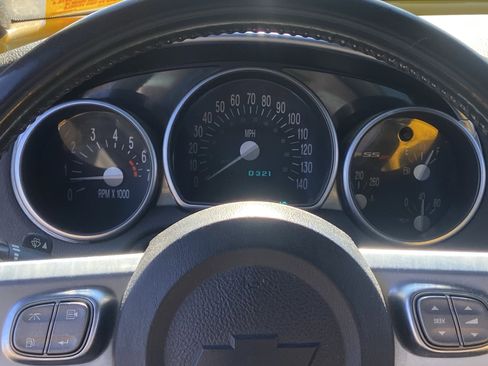 Used 2004 Chevrolet SSR w/ Preferred Equipment Group RWD image 13
