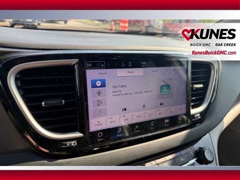 Used 2023 Chrysler Pacifica Touring-L FWD image 26