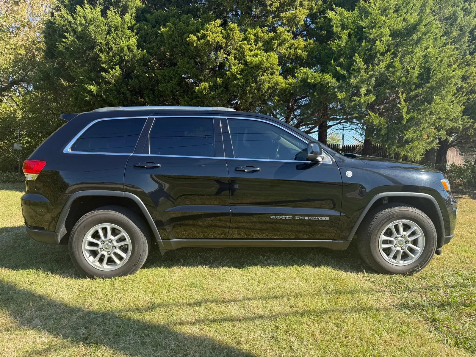 Used 2019 Jeep Grand Cherokee Laredo AWD/4WD image 4
