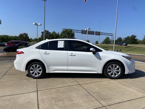 Used 2025 Toyota Corolla LE FWD image 12
