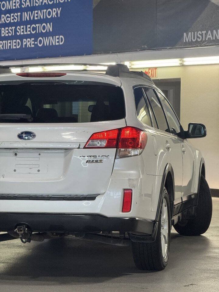 Used 2010 Subaru Outback 2.5i Limited AWD/4WD image 9