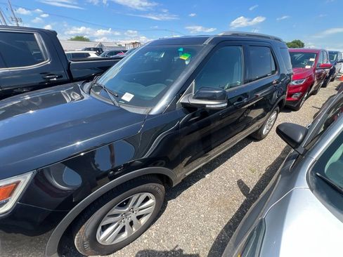 Used 2018 Ford Explorer XLT w/ Equipment Group 202A AWD/4WD image 8