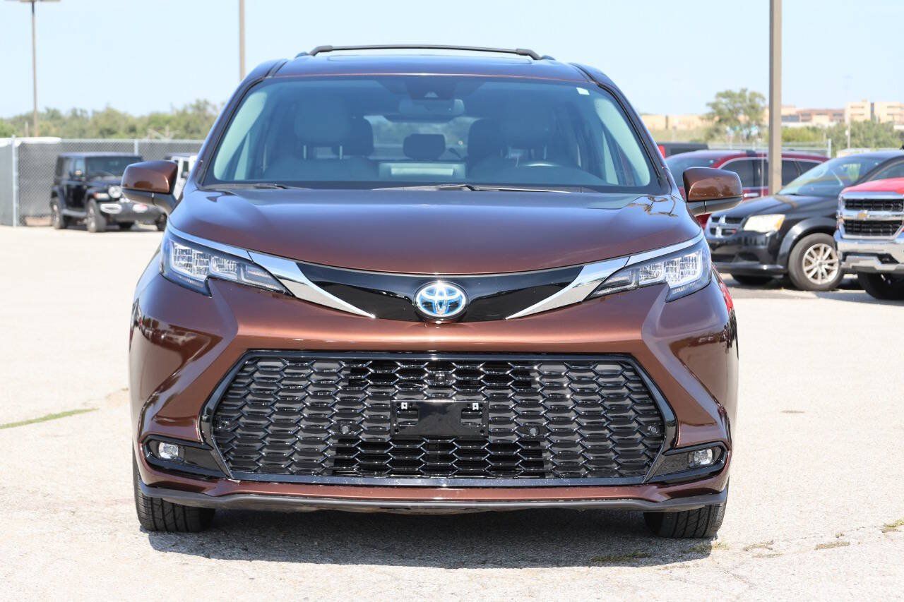 Used 2021 Toyota Sienna XLE FWD image 2