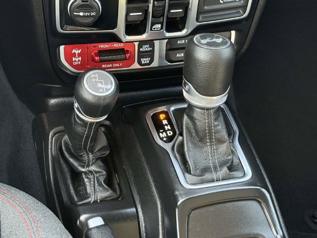 Used 2025 Jeep Wrangler Unlimited Rubicon AWD/4WD image 16