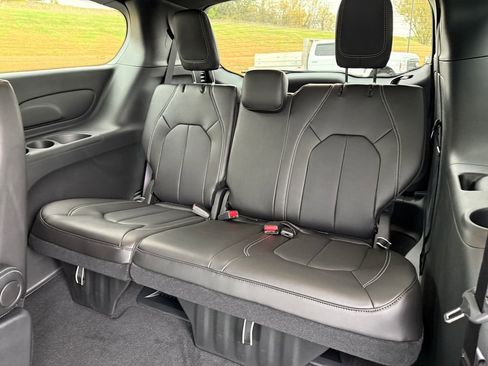 New 2026 Chrysler Pacifica Select image 36