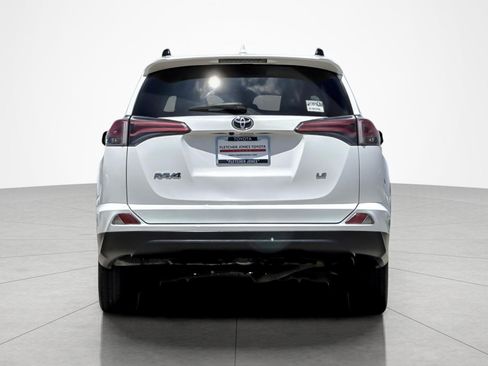 Used 2018 Toyota RAV4 LE FWD image 4