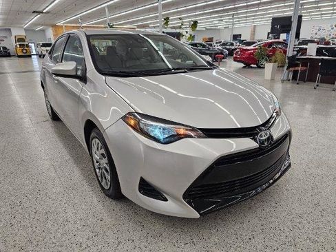 Used 2018 Toyota Corolla LE image 3
