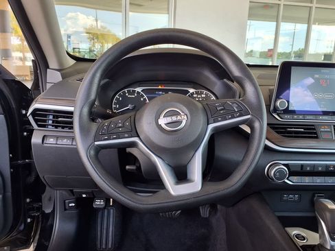 Used 2025 Nissan Altima 2.5 SV FWD image 17