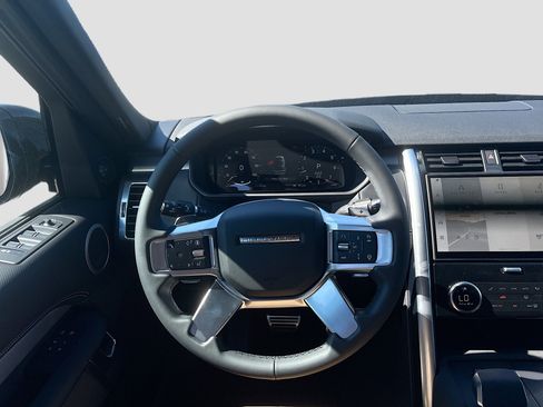 New 2026 Land Rover Discovery Dynamic SE image 18