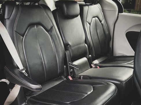 Used 2018 Chrysler Pacifica Touring-L FWD image 35